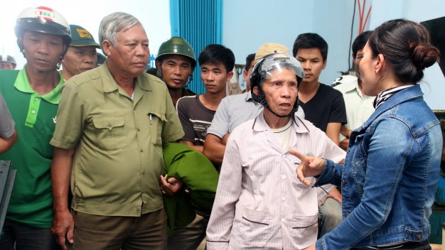 Lâm[-]Đồng:[-]Dân[-]tụ[-]tập,[-]đào[-]đường[-]phản[-]đối[-]xưởng[-]gây[-]ô[-]nhiễm